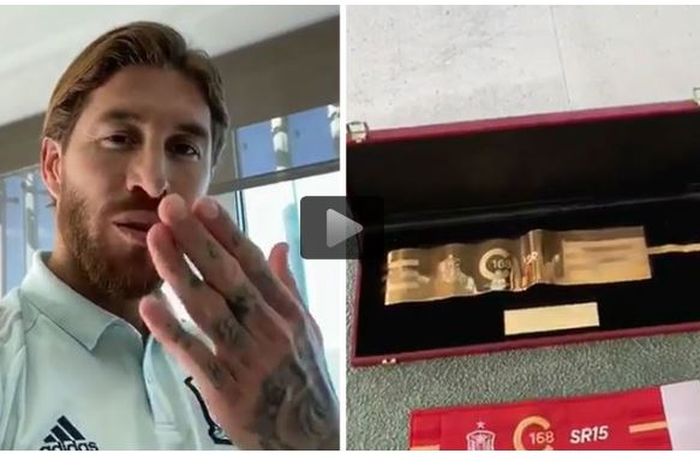 Kapten timnas  Spanyol, Sergio Ramos, menerima hadiah ban kapten emas.