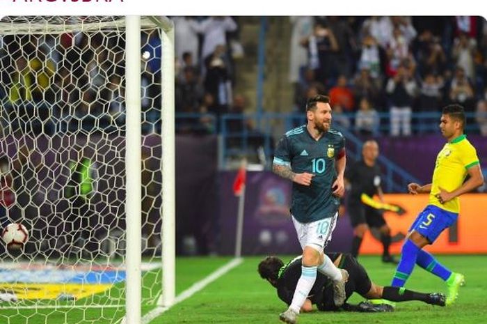 Megabintang timnas Argentina, Lionel Messi, merayakan gol yang dicetak ke gawang timnas Brasil dalam laga persahabatan di di Stadion King Saud University, Jumat (15/11/2019).