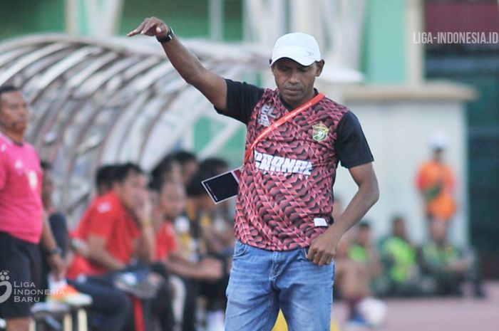 Pelatih Persewar Waropen, Elie Aiboy, saat memimpin timnya melawan Mitra Kukar pada babak delapan besar Liga 2 2019.