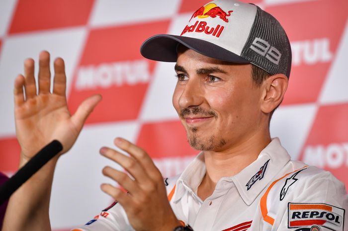 Pembalap asal Spanyol, Jorge Lorenzo, saat berbicara dalam konferensi pers pengumuman pensiun dari MotoGP di Sirkuit Ricardo Tormo, Valencia, Spanyol, Kamis (14/11/2019).