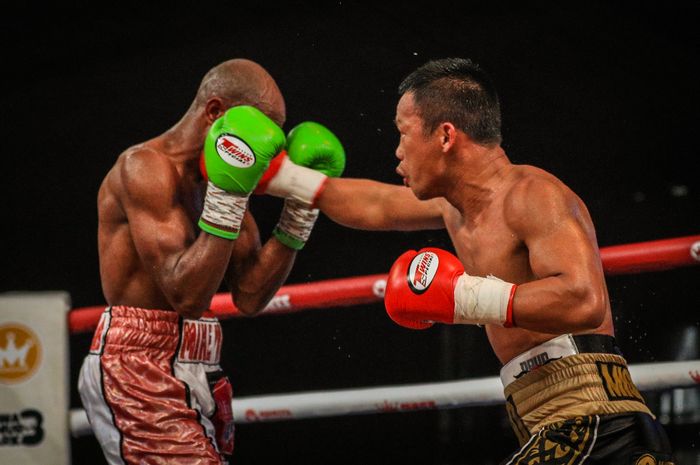 Daud Yordan tampil melawan Michael Mokoena (Afrika Selatan), pada pertandingan di Batu, Malang, Jawa Timur, untuk memperebutkan titel juara dunia kelas welter versi IBA.