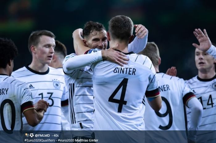 Matthias Ginter mendapat sambutan dari Leon Goretzka usai mencetak gol ke gawang Belarusia pada pertandingan Grup C Kualifikasi Euro 2020, Sabtu (16/11/2019).