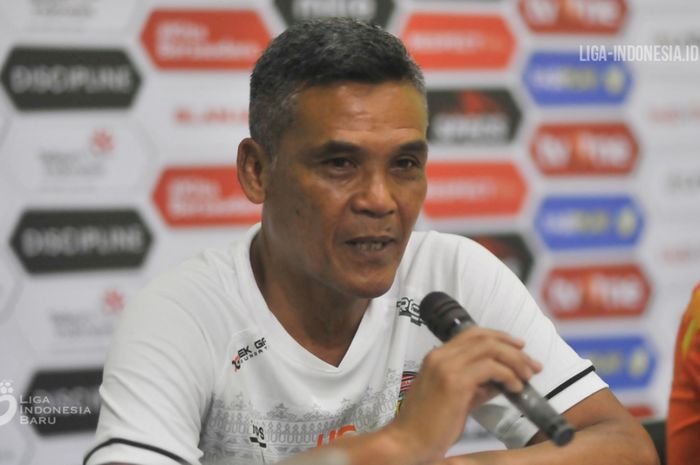 Pelatih Persiraja Banda Aceh, Hendri Susilo, memberikan keterangan saat jumpa pers setelah laga kontra Sriwijaya FC pada babak delapan besar Liga 2 2019.