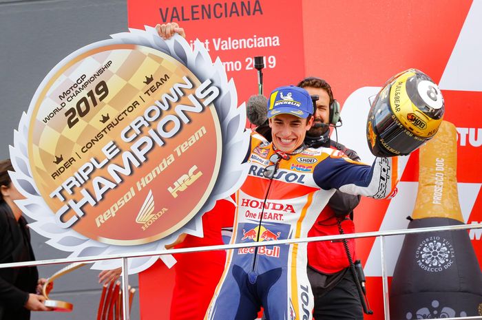 Pembalap Repsol Honda, Marc Marquez, berpose setelah memastikan triple crown setelah balapan MotoGP Valencia di Sirkuit Ricardo Tormo, Spanyol, Minggu (17/11/2019).