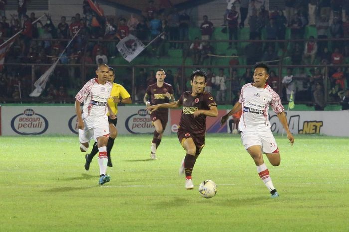 Suasana pertandingan PSM Makassar melawan Persipura Jayapura di Stadion Andi Matalatta, Makassar, Senin (18/11/2019).