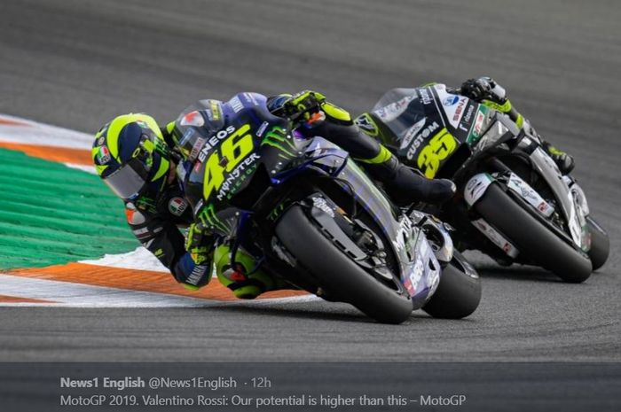 Momen saat pembalap Monster Energy Yamaha, Valentino Rossi berada di depan Cal Cruthlow pada MotoGP Valencia 2019, Minggu (17/11/2019)