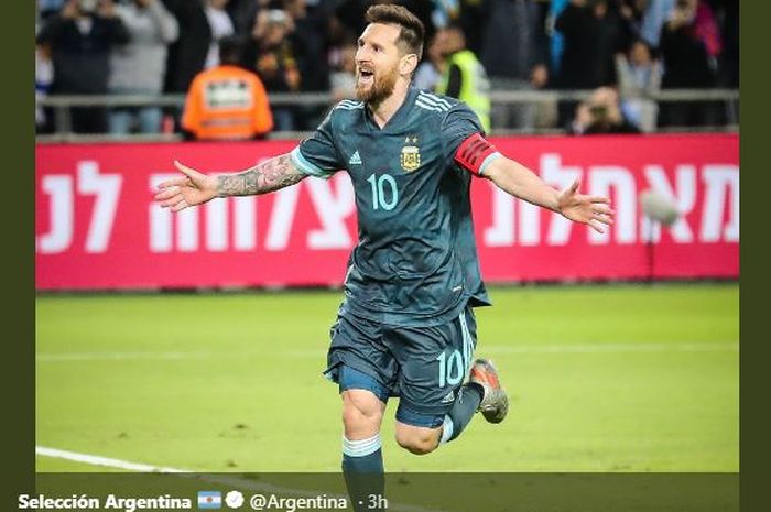 Megabintang timnas Argentina, Lionel Messi, merayakan gol yang dicetak ke gawang timnas Uruguay dalam laga persahabatan di Stadion Bloomfield, Senin (18/11/2019).