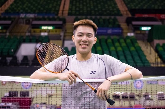 Pebulu tangkis tunggal putra Hong Kong, Lee Cheuk Yiu, berpose di Hong Kong Coliseum menjelang turnamen Hong Kong Open 2019.