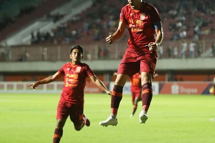 Pemain Borneo FC, Javlon Guseynov, merayakan golnya ke gawang PSS Sleman di Stadion Maguwoharjo, Sleman, Rabu (20/11/2019).