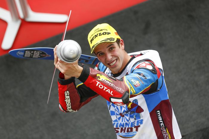 Pembalap Moto2 asal Spanyol, Alex Marquez, berpose setelah memastikan diri sebagai juara dunia Moto2 di Sirkuit Ricardo Tormo, Valencia, Minggu (17/11/2019).