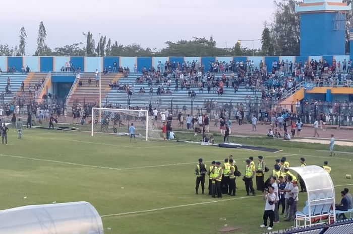 Suasana pertandingan Persela Lamongan menghadapi Perseru Badak Lampung FC di Stadion Surajaya, Lamongan pada Rabu (20/11/2019). 