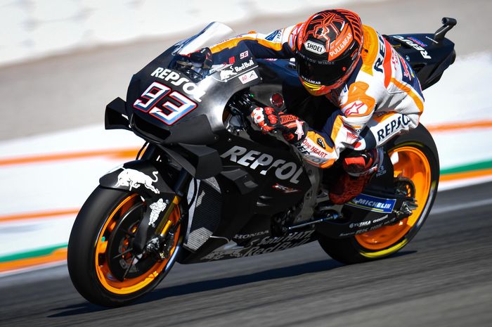 Pembalap Repsol Honda, Marc Marquez, saat menjalani hari pertama tes pramusim di Sirkuit Ricardo Tormo, Valencia, Selasa (19/11/2019).