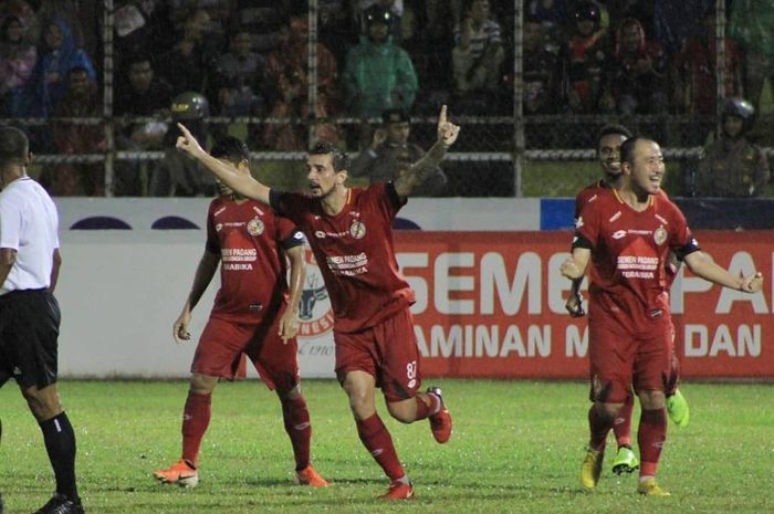 Pemain Semen Padang, Flavio Beck, merayakan golnya ke gawang Kalteng Putra di Stadion Haji Agus Salim, Kamis (21/11/2019).