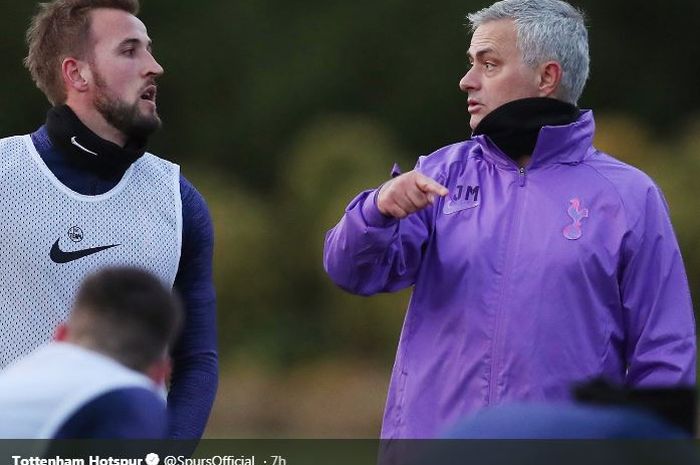 Pelatih Tottenham Hotspur, Jose Mourinho (kanan), berbicara dengan Harry Kane dalam sesi latihan tim, Rabu (20/11/2019).