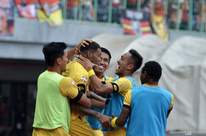 Pesepak bola Semen Padang FC Vendry Mofu (kedua kiri) mendapat sambutan hangat dari rekannya usai menyarangkan bola ke gawang Persija Jakarta pada laga tunda pekan ke-10 Liga 1 2019 Stadion Patriot Candrabhaga, Bekasi, Jawa Barat, Rabu (16/10/2019). 