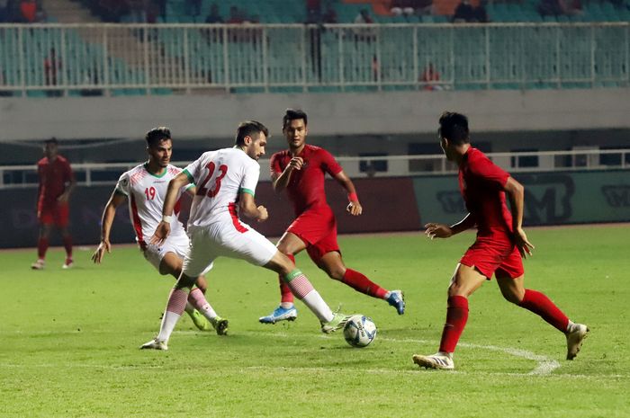 Pemain Timnas Indonesia U-23 saat berebut bola dengan pemain Iran pada laga persahabatan di Stadion Pakansari, Bogor, Jawa Barat, Sabtu (16/11/2019). Pada laga persahabatan tersebut Indonesia menang 2-1 dari Iran. Tribunnews/Jeprima 