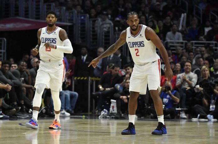 Dua pemain bintang Los Angeles Clippers, Kawhi Leonard (kanan) dan Paul George, memulai debut era mereka dengan menghadapi Boston Celtics di Staples Center, Los Angeles, Rabu (20/11/2019).