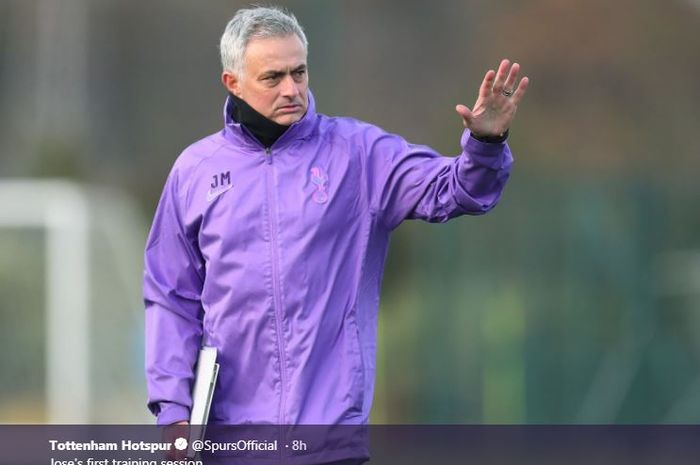 Pelatih Tottenham Hotspur, Jose Mourinho, memimpin sesi latihan timnya pada Rabu (20/11/2019).