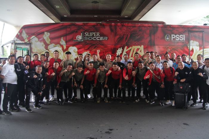 Pemain timnas U-22 Indonesia berfoto dengan Ketua Umum PSSI, Mochamad Iriawan, sebelum berangkat ke Filipina untuk mengikuti SEA Games 2019.