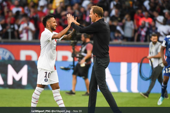 Megabintang Paris Saint-Germain, Neymar (Kiri) saat sedang merayakan kemenangan timnya di sebuah pertandingan Liga Prancis dengan sang pelatih, Thomas Tuchel.