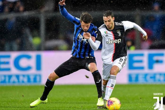 Mattia De Sciglio berebut bola dengan salah satu pemain Atalanta pada pertandingan pekan ke-13 Liga Italia 2019-2020, Sabtu (23/11/2019).