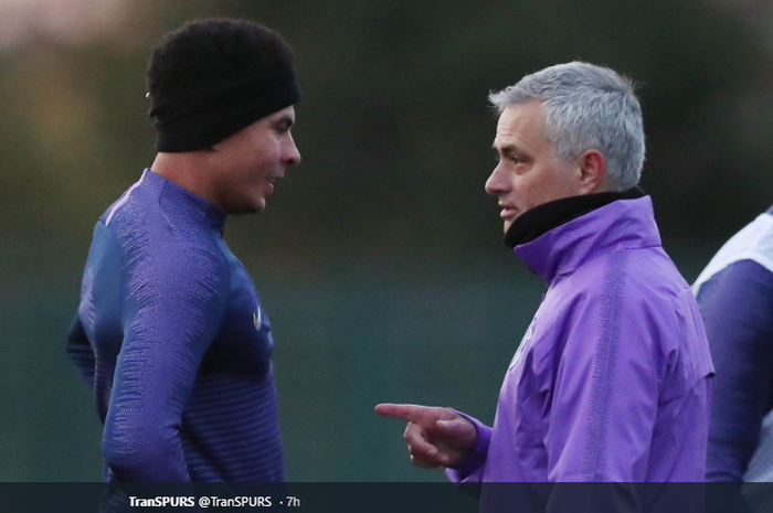 Jose Mourinho (Kanan) sedang berbicara dengan Delle Alli dalam sesi latihan perdananya sebagai pelatih Tottenham Hotspur, Kamis (21/11/2019)