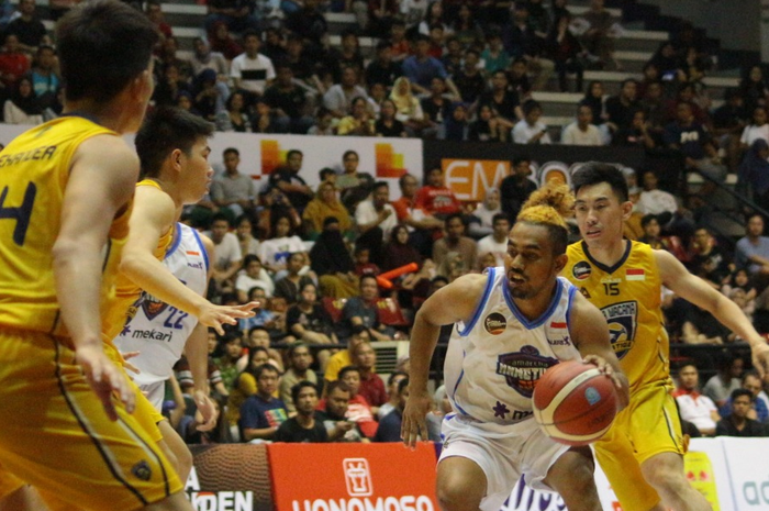 Pemain Amartha Hangtuah, Riggs Parieri Ronsumbre, mendribel bola dalam pertandingan melawan Satya Wacana pada babak semifinal Piala Presiden Bola Basket 2019 di GOR Sritex, Solo, 23 November 2019.