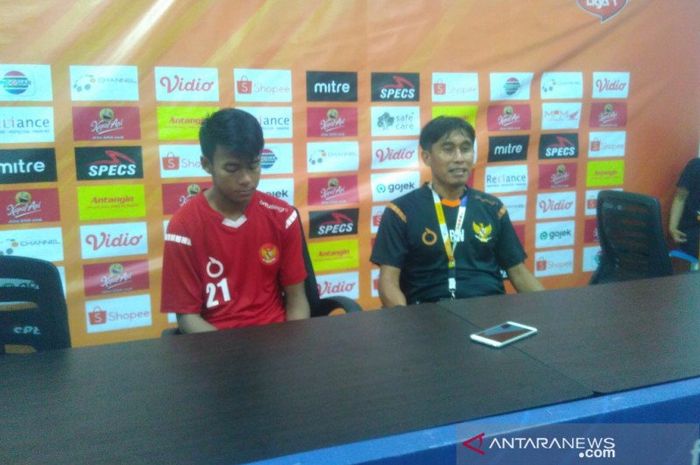 Pelatih tim pelajar Indonesia Bambang Warsito (kanan) dan pemain sayap Muhammad Supriadi (kiri) menghadiri konferensi pers purnalaga melawan Malaysia yang dimainkan di Stadion Batakan, Balikpapan, Jumat (22/11/2019).