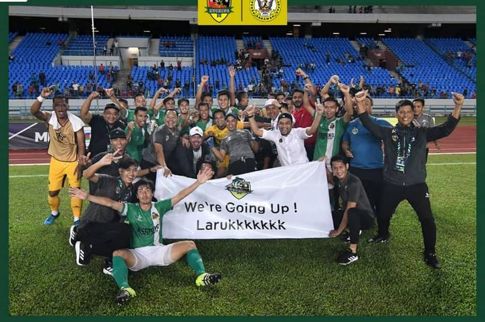 Suka cita para pemain, pelatih, dan ofisial Kuching FA seusai mengalahkan Sarawak FA pada play-off degradasi ke Liga M3 di Stadion Sarawak, 23 November 2019.