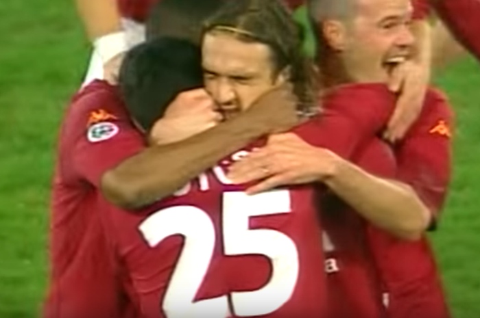 Striker AS Roma, Gabriel Batistuta mendapat pelukan dari rekan setimnya seusai mencetak gol ke gawang Fiorentina dalam ajang Liga Italia Serie A pada 26 November 2000.