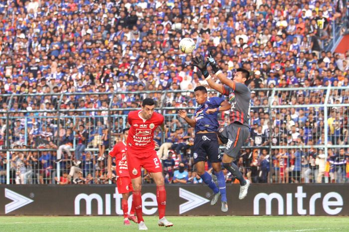 Gelandang Arema FC , Dendi Santoso berebut bola dengan Bek Persija Jakarta, Sandi Darman Sute dalam lanjutan Liga 1 di Stadion Kanjuruhan Kepanjen, Kabupaten Malang, Sabtu (23/11/2019). Arema FC ditahan imbang Persija Jakarta dengan skor 1-1. 