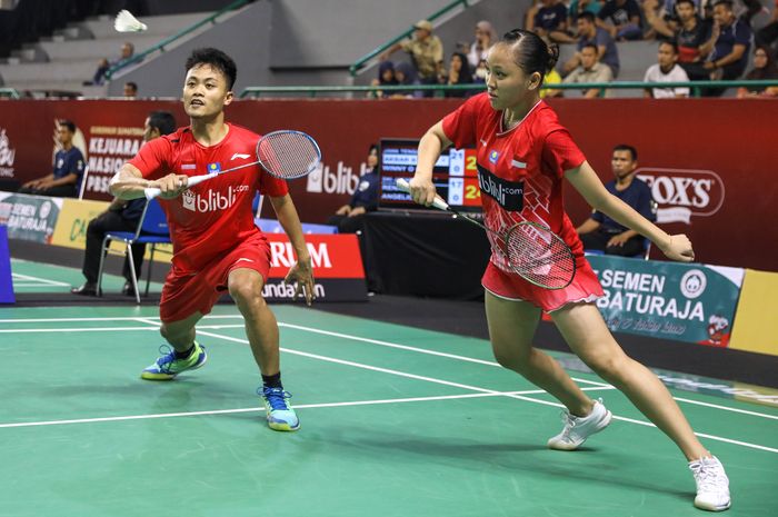 Akbar Bintang Cahyono/Winny Oktavina Kandow tampil pada babak kedua Kejurnas PBSI 2019, Senin (25/11/2019) di Palembang, Sumatra Selatan.