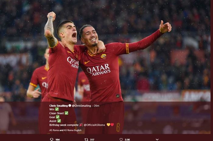 Chris Smalling berselebrasi dengan Gianluca Mancini saat AS Roma mengalahkan Brescia 3-0 di Stadio Olimpico Roma, Minggu (24/11/2019).