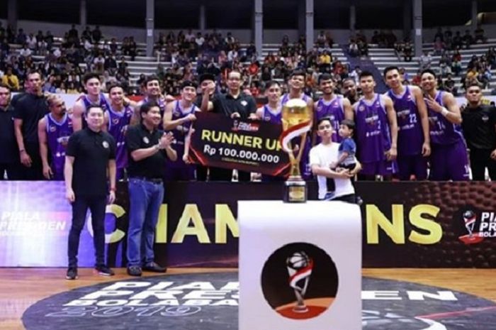 Prosesi penyerahan hadiah runner up Piala Presiden Bola Basket 2019 kepada skuad Amartha Hangtuah di GOR Sritex Arena, Solo, Minggu (24/11/2019)