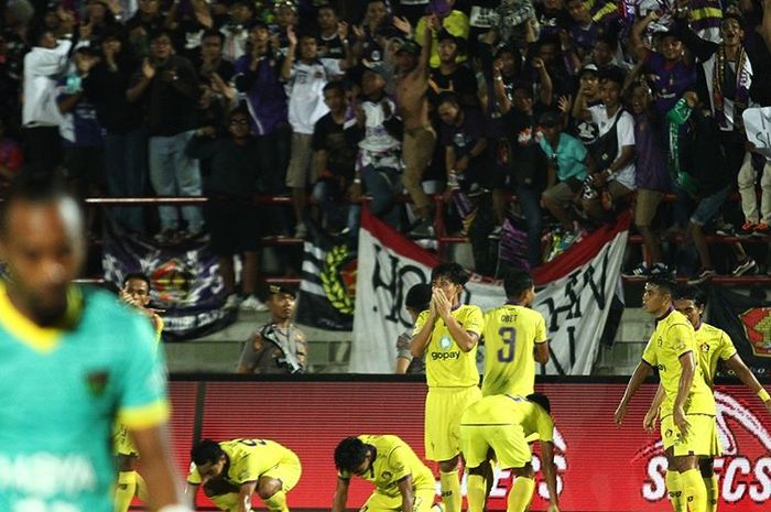 Para pemain Persik Kediri merayakan gol yang dicetak ke gawang Persita Tangerang pada final Liga 2 2019.