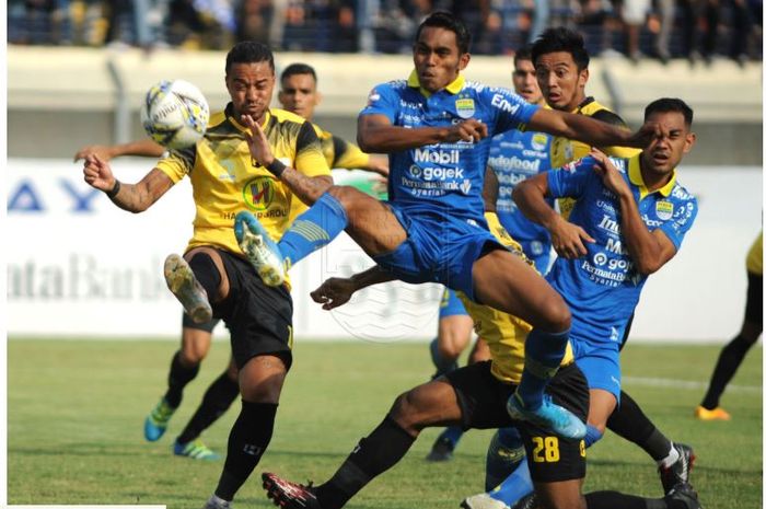 Persib Bandung bermain imbang 0-0 dengan Barito Putera dalam laga Liga 1 2019 di Si Jalak Harupat, Bandung, 24 November 2019.