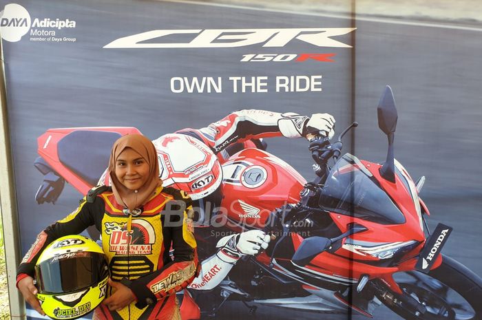 Ekspresi pembalap Dewasena CLD Racingline Karawang, Fisichella KW, usai memenangi Honda Dream Cup 2019 kelas HDC 10 - Matic STD S/D 130cc Wanita di Sirkuit Lapangan Brigif 15 Kujang II, Cimahi, Jawa Barat, Minggu (24/11/2019).