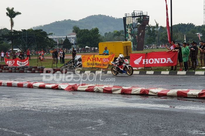 Pembalap Astra Racing Team Yogyakarta, M. Diandra, memimpin dalam ajang Honda Dream Cup 2019 kelas HDC 4 - Sonic 150R/Supra GTR STD Pemula U-12 di Sirkuit Lapangan Brigif 15 Kujang II, Cimahi, Jawa Barat, Minggu (24/11/2019).