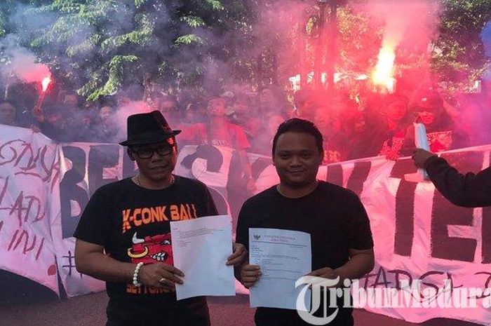 Perwakilan suporter sepakbola Indonesia (kiri) saat menyampaikan aspirasi kepada Direktur Kompetisi dan Ahli Status Pemain Asprov PSSI Jatim Arif Saifudin, di Kantor PSSI Jatim, Senin (25/11/2019).