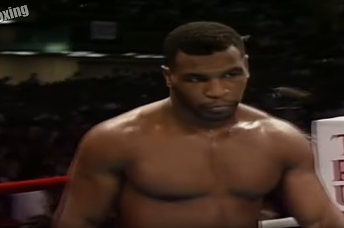 Mike Tyson bersiap menghadapi Michael Spinks pada laga unifikasi gelar kelas berat, 27 Juni 1988.