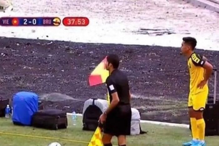 Koper dan ransel berserakan di pinggir lapangan saat laga Vietnam melawan Brunei di SEA Games 2019.