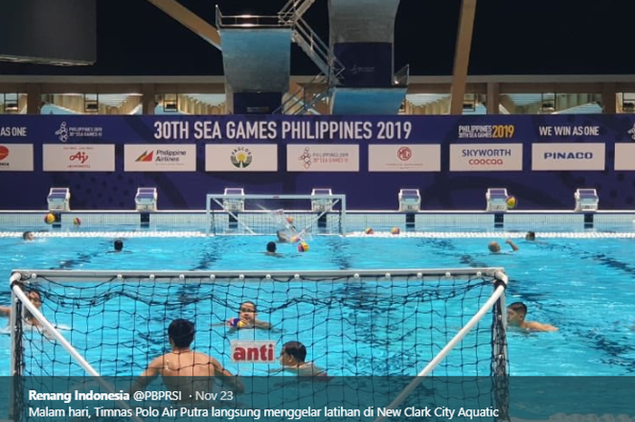 Timnas polo air Indonesia melakukan latihan menjelang SEA Games 2019 di Aquatics Center New Clark City , Filipina, 23 November 2019.