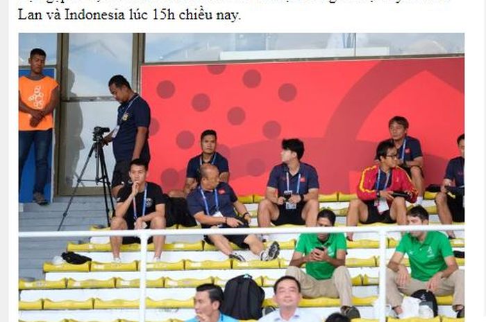 Pelatih timnas U-22 Vietnam, Park Hang-seo, bersama stafnya terlihat di tribune Rizal Memorial Stadium, Manila, saat timnas U-22 Indonesia menghadapi Thailand dalam partai fase grup SEA Games 2019.