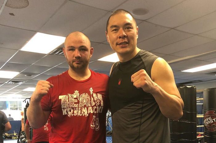 Petinju kelas berat asal China, Zhilei Zhang.