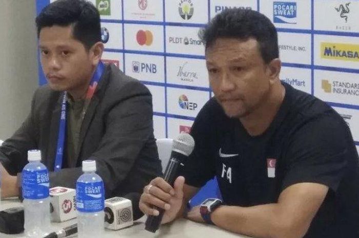 Pelatih timnas U-22 Singapura Fandi Ahmad (kanan) memberikan keterangan kepada media usai laga kontra Indonesia dalam lanjutan Grup B SEA Games 2019 di Stadion Rizal Memorial, Manila, Filipina, Kamis (28/11/2019).