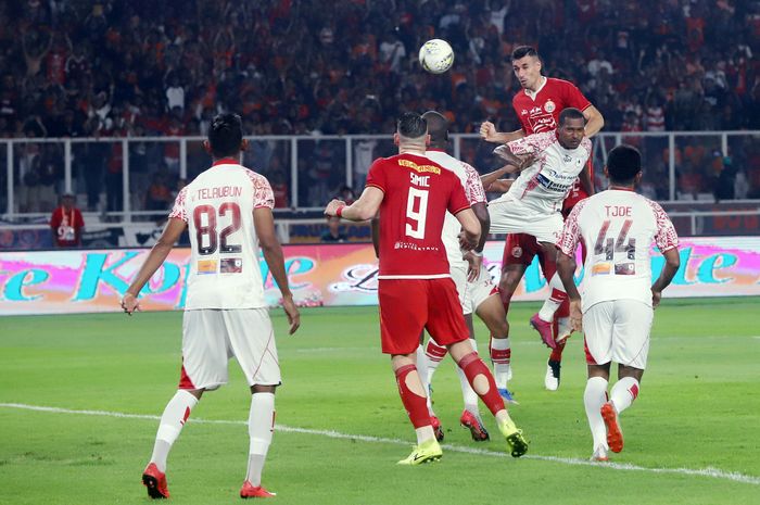 Pemain Persija Jakarta saat berebut bola dengan pemain Persipura pada pertandingan liga 1 2019 di Stadion Utama Gelora Bung Karno (SUGBK) Senayan, Jakarta Pusat, Kamis (28/11/2019). Pada laga tersebut Persija unggul 1-0 dari Persipura yang dicetak oleh Joan Tomas pada menit 75.