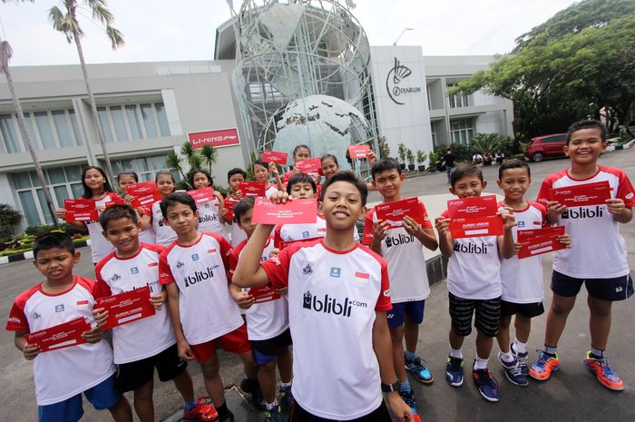 Potret 18 pebulu tangkis muda yang berhasil lolos dari tahap terakhir Audisi Umum Beasiswa Bulu Tangkis di depan GOR Djarum, Jati, Kudus, 30 November 2019.