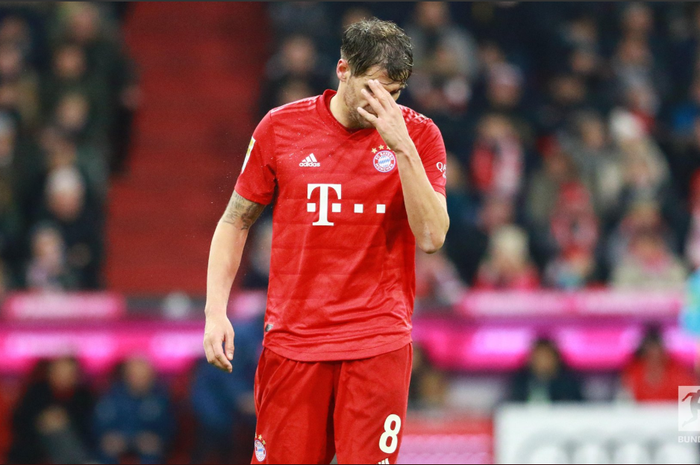 Gelandang Bayern Muenchen, Javi Martinez, tidak bisa menyelamatkan timnya dari kekalahan saat melawan Bayer Leverkusen pada pekan ke-13 Bundesliga, Sabtu (30/11/2019) di Allianz Arena.