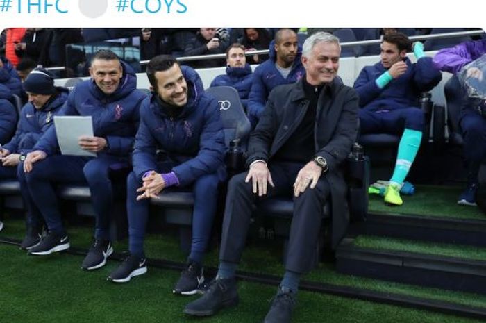 Pelatih Tottenham Hotspur, Jose Mourinho (kanan), tersenyum dalam laga Liga Inggris melawan Bournemouth di Tottenham Hotspur Stadium, Sabtu (30/11/2019).