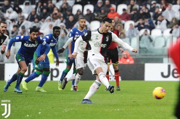 Cristiano Ronaldo mencetak gol penalti sekaligus penyeimbang kedudukan bagi Juventus dalam pertandingan melawan Sassuolo di Allianz Stadium, Minggu (1/12/2019).